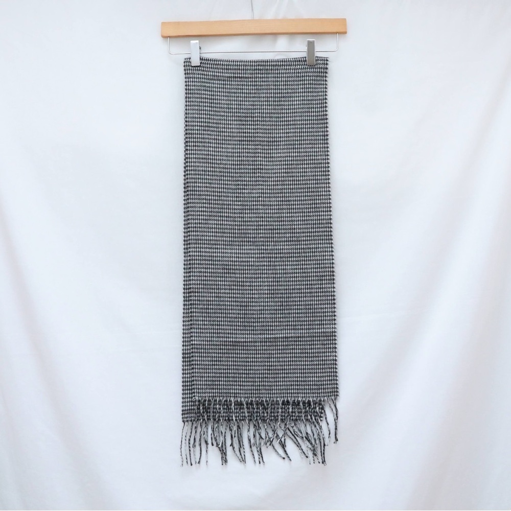 Geoffrey Beene Cashme scarf herringbone print winter fall autumn black white